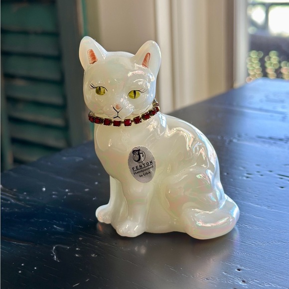 FENTON, OPALESCENT WHITE GLASS CAT FIGURINE. HAND PAINTED, GREEN EYES. - Picture 3 of 10